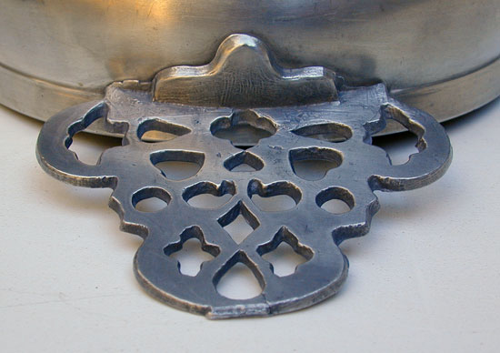 An Unmarked Export Pewter Porringer with Geometric Handle