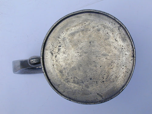 An Unmarked Quart Middletown Pewter Mug